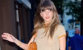 Taylor Swift tặng chị em bí quyết phối phụ kiện đơn giản nhưng thời thượng