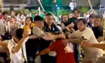 Nhóm người ẩu đả tại quán ăn ở phường An Lạc. Ảnh: Cắt từ clip