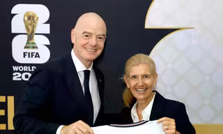 Cuộc chiến cân não giữa 'nữ tướng bóng đá Anh' và chủ tịch FIFA Infantino