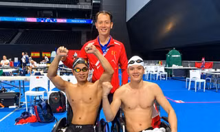 Bơi Việt Nam thống trị đường đua 100m ếch, gặt cả HCV và HCB tại ASIAN Para Games 5