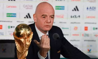Áp lực bủa vây chủ tịch FIFA trước ngày tranh cử.