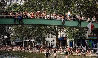 Người dân Paris đổ xô đi tắm sông vì nhà không có điều hòa