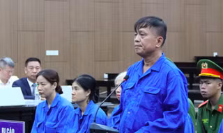 Nhận hối lộ 16 tỷ đồng, luật sư cho rằng cựu Thứ trưởng Nguyễn Bá Hoan phạm tội 'không vì tiền'