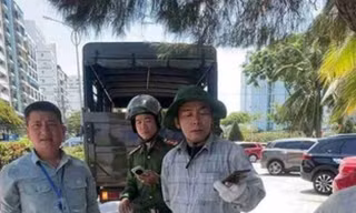 Người bán kem ( áo ca rô) . 
