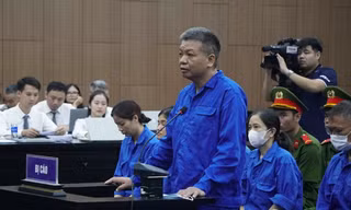 Cựu Cục trưởng 'vẽ' giấy phép con để nhận hối lộ: 'Bị cáo nghĩ đơn giản là tiền cảm ơn'