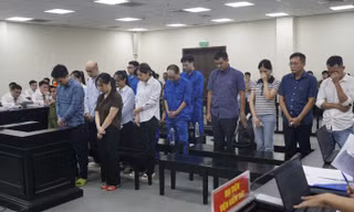 2 cựu cán bộ Hải quan hầu tòa vì nhận hối lộ để doanh nghiệp thông quan hàng trái quy định