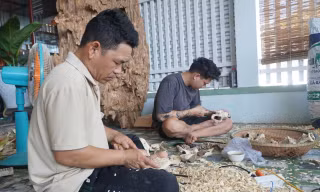 Người dân làng nghề Trầm Hương có cuộc sống khấm khá.