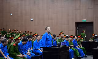 Vợ cựu Viện trưởng Viện pháp y tâm thần khai về việc chồng mang những bọc tiền về nhà 