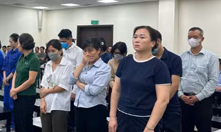 Nhóm cựu cán bộ Sở Y tế Hà Nội hầu tòa vì nhận hối lộ để cấp phép cho 686 phòng khám, tiệm thuốc