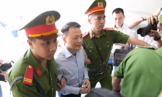 Cảnh sát dẫn giải Mr Pips, Shark Bình cùng đồng phạm đến tòa