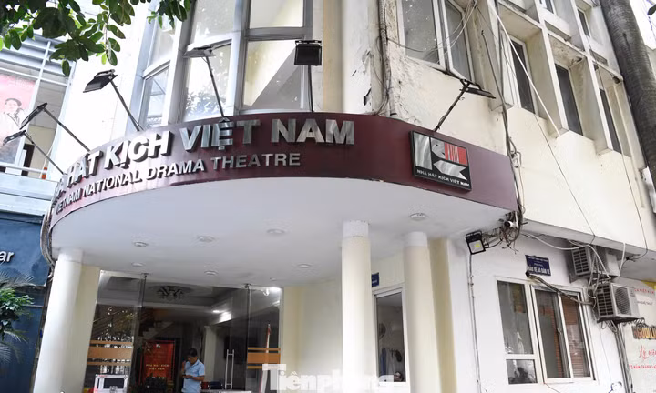 Ngự trên khu đất vàng, Nhà hát Kịch Việt Nam xập xệ, mưa dột tứ phía 