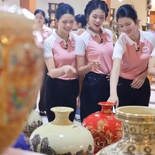 Thí sinh Hoa hậu Việt Nam khám phá điều chưa từng thấy ở xưởng gốm Chu Đậu 