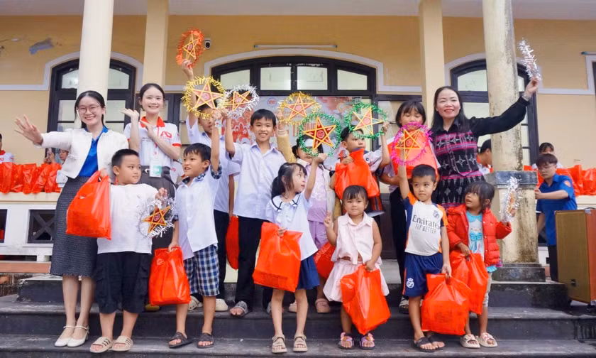 'Mang trăng đến vùng cao', trao 170 phần quà Trung Thu cho trẻ em A Lưới
