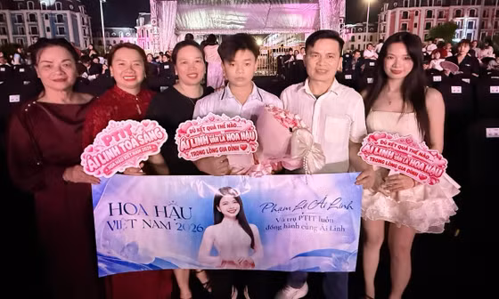 Nữ sinh PTIT lần đầu góp mặt tại Chung khảo Hoa hậu Việt Nam 2026, nhà trường và gia đình thuê xe đến cổ vũ 