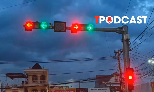 Đèn xanh bất ngờ chuyển đỏ, tài xế đi qua có bị phạt không?