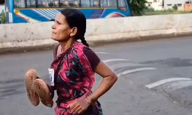 Chạy bộ bằng chân trần 3km để giành giải thưởng mua sách cho con
