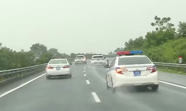 Thi bằng lái ô tô thêm nội dung về làn vượt xe: Hướng dẫn từ CSGT