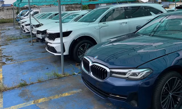 Lô xe ô tô ngập nước lên sàn đấu giá không có khách mua