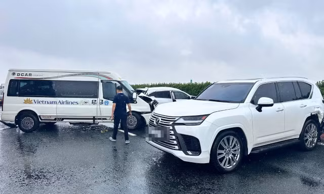 Hình ảnh hiện trường cho thấy cả ba xe đều hư hỏng nặng. Ảnh: Cục CSGT.