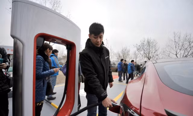 Nếu bán chính hãng ở Việt Nam, xe điện Tesla sẽ sạc thế nào?