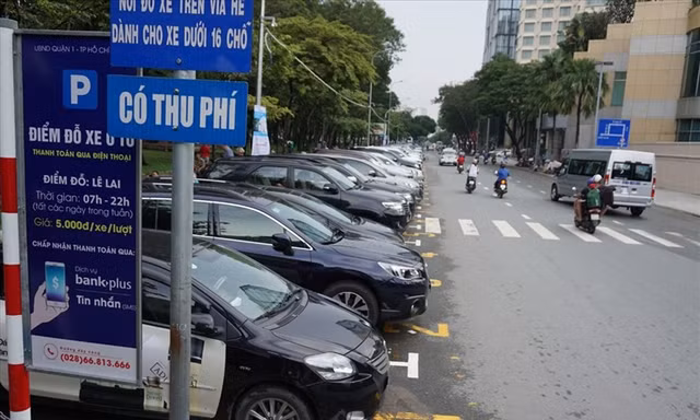 Hà Nội tăng giá trông giữ ô tô vỉa hè, chi phí 'nuôi xe' sẽ ra sao?