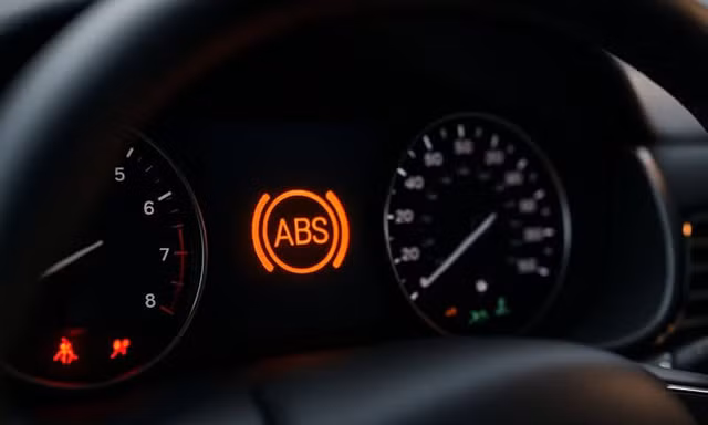 Đèn ABS báo lỗi, ô tô có thể bị trượt đăng kiểm