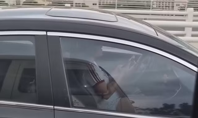 Xử phạt nữ tài xế dùng điện thoại khi lái ô tô, tỏ “thái độ” khi bị phản ánh