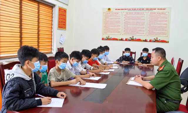 Nhóm thiếu niên ném đá vào xe khách trên cao tốc bị triệu tập, xử lý