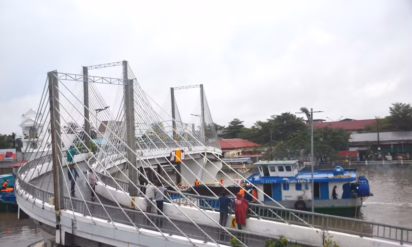 Cận cảnh giải cứu cầu ở Cà Mau bị sà lan đâm lệch