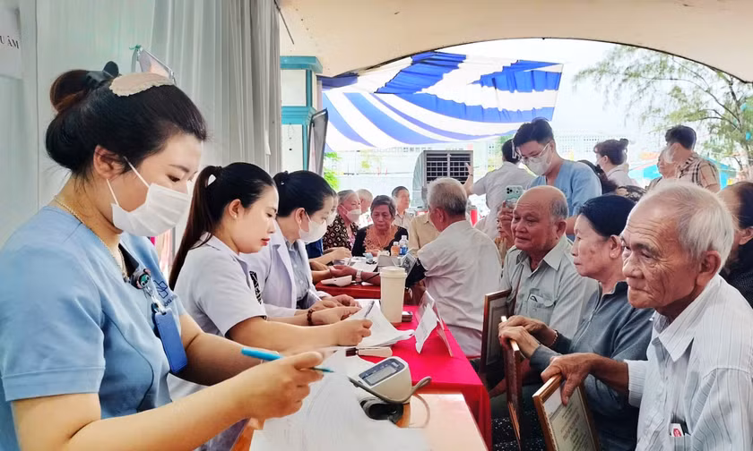 Chăm sóc sức khỏe người cao tuổi trước thách thức già hóa dân số