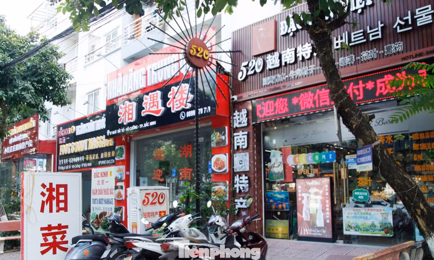 Biển hiệu, banner chữ nước ngoài cũng "bủa vây" đường Ngô Tất Tố thuộc phường Võ Cường (thành phố Bắc Ninh).