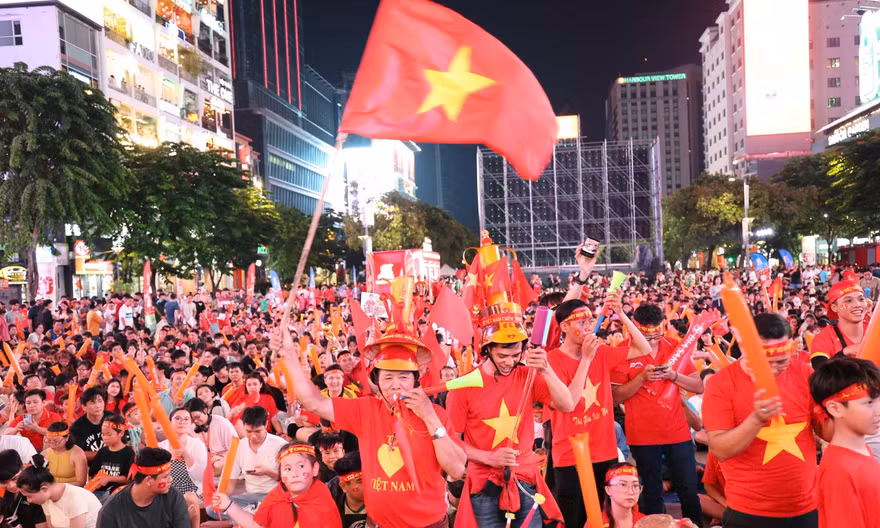 Biển người đổ xuống đường mừng tuyển Việt Nam quật ngã Thái Lan 2-0