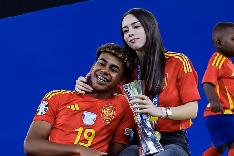 Lamine Yamal và bạn gái.
