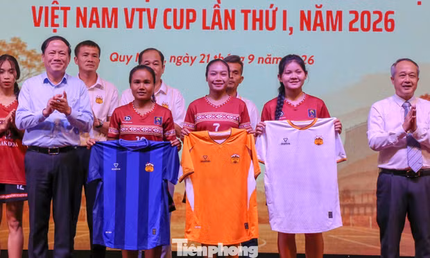 Đội bóng nữ từng gây sốt mạng xã hội được chuyển giao cho CLB Hoàng Anh Gia Lai