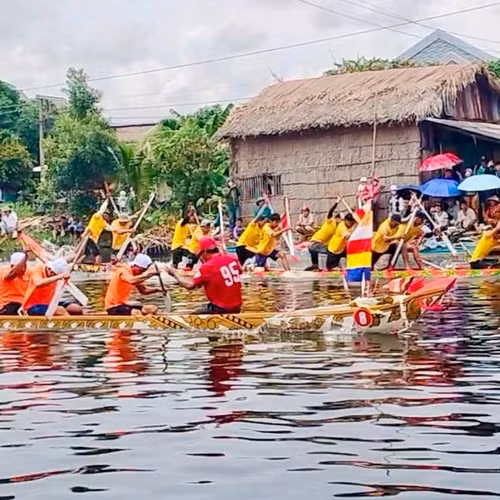 Sôi nổi màn đua ghe ngo mini của 13 đội nam nữ