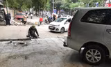 Xe ô tô đỗ trên vỉa hè phố Huỳnh Thúc Kháng đang được lát đá. Ảnh: Trường Phong