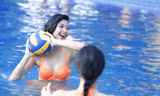 Người đẹp HHVN mặc bikini chơi bóng dưới nước