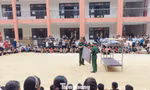 Lính Biên phòng túc trực, hướng dẫn học sinh trường nội trú biên giới nền nếp sinh hoạt
