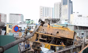 Người đi đường hốt hoảng khi dàn máy thi công khổng lồ bất ngờ đổ sập trước mặt