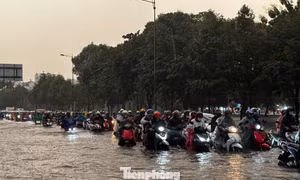 Từ những trận mưa lớn ở TPHCM: Bao giờ đường về nhà hết ngập?