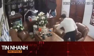 TIN NHANH: Người đàn ông thân mật với nhiều phụ nữ bị buộc thôi việc