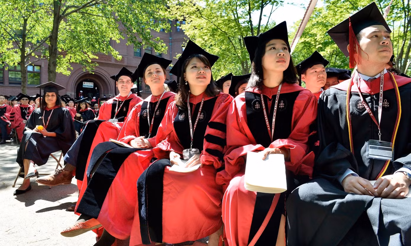 sinh-vien-cho-trao-bang-tai-dh-harvard.jpg