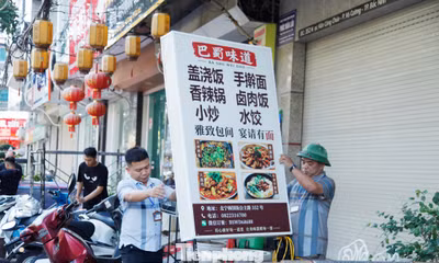 Cơ quan chức năng phường Võ Cường (thành phố Bắc Ninh) tháo dỡ biển hiệu chữ nước ngoài vi phạm.