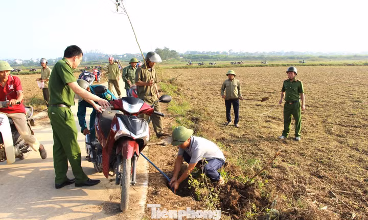 Đưa xe máy ra đồng ‘hun khói’ bắt chuột