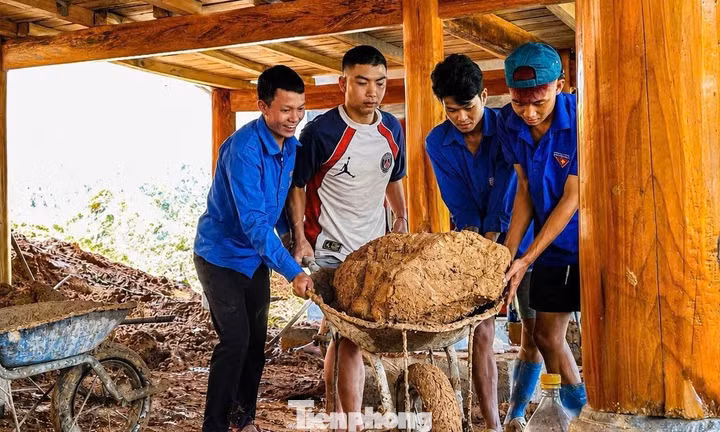 'Áo xanh' giúp người dân khắc phục hậu quả mưa lũ