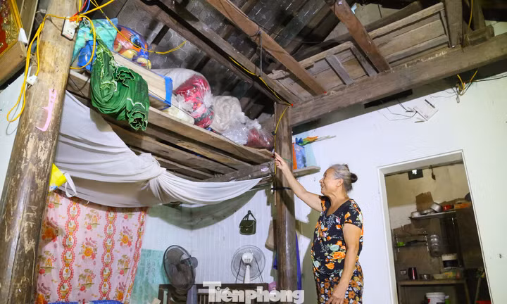Người dân vùng 'rốn lũ' tất tả kê gác tài sản trước mùa mưa bão