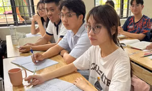 Học sinh lớp 12 ôn luyện tăng cường chuẩn bị cho kì thi tốt nghiệp THPT Ảnh: HOA BAN