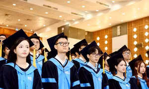 Sinh viên Đại học Kinh tế Quốc dân trong lễ tốt nghiệp năm 2026 Ảnh: HOA BAN