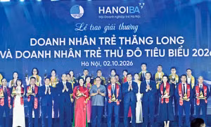 Anh Bùi Quang Huy, Ủy viên T.Ư Đảng, Bí thư thứ nhất T.Ư Đoàn (hàng trên cùng, thứ 6 từ phải sang) chúc mừng Doanh nhân trẻ Thăng Long và Doanh nhân trẻ tiêu biểu Hà Nội năm 2026