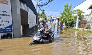 Tại phường Thủ Đức nước vẫn ngập nặng sau nhiều cơn mưa lớn